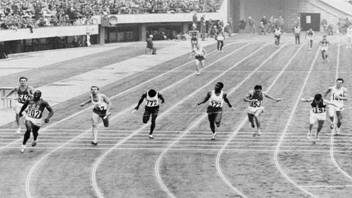 Llegada de Bob Hayes en el relevo 4 x 100 con un nuevo Récord mundial, en las nuevas pistas de ocho calles